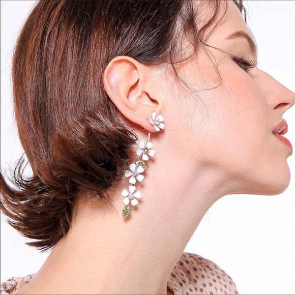 🆕WhiteDaisy dangle earrings. Really pretty stones - Picture 4 of 5